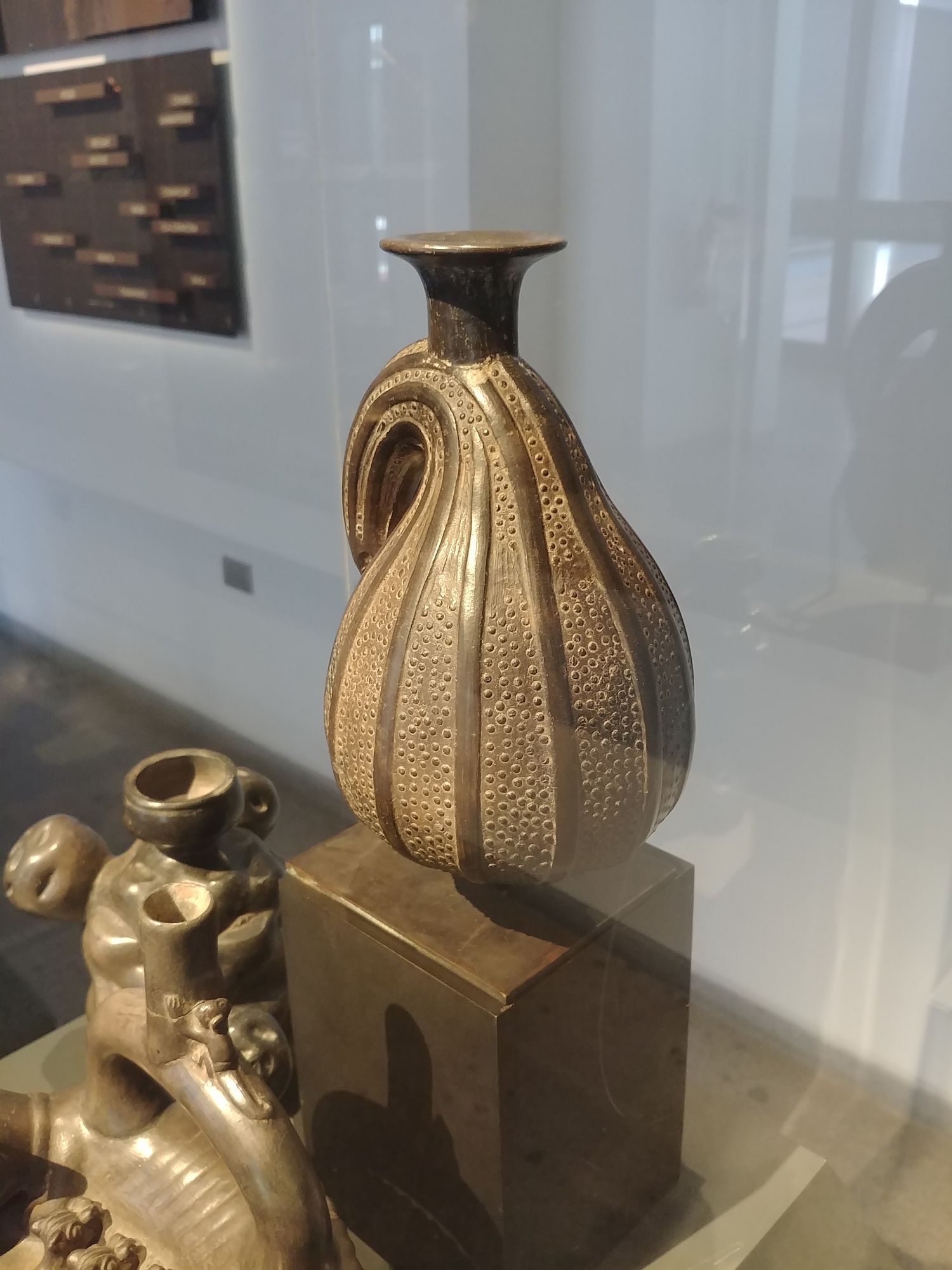 Santiago - Chilean Museum of Pre-Columbian Art - 12 - Gourd-shaped vessel - Chimu pottery