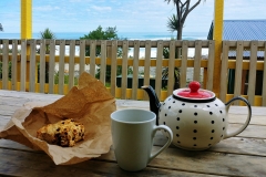 Punakaiki Beach Hostel - Tea and scone by the sea
